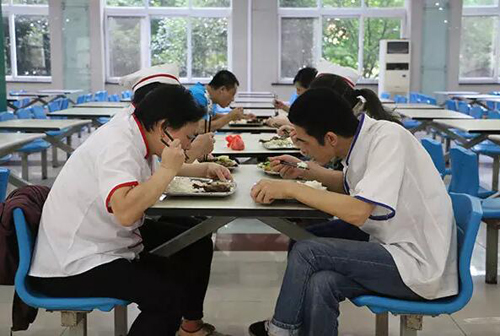 食堂里每天都在發生些什么，你一定不知道